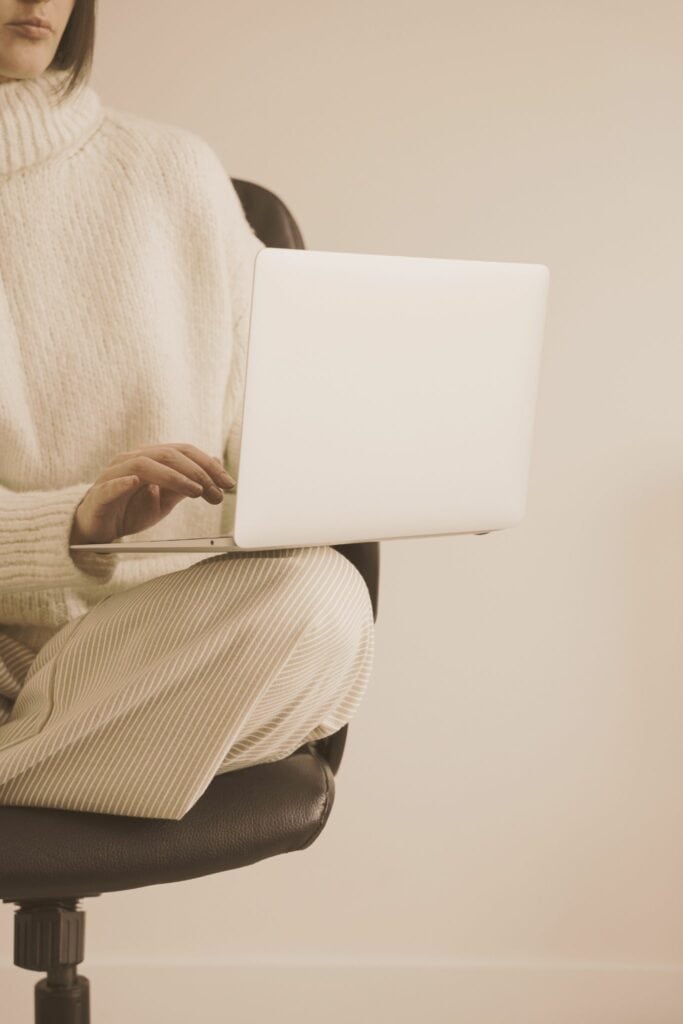 Vrouw werkt op laptop in een kantooromgeving.