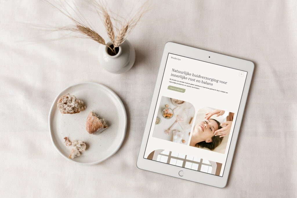 Digitale huidverzorgingsadvies op tablet met rustgevende beelden.