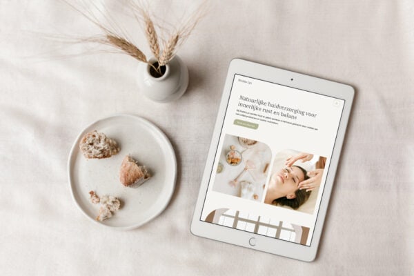 Digitale huidverzorgingsadvies op tablet met rustgevende beelden.