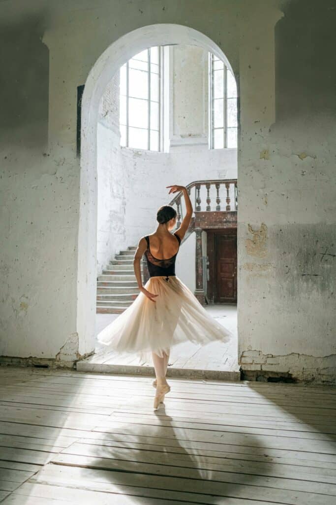 Dansende ballerina in een nostalgische en romantische omgeving.